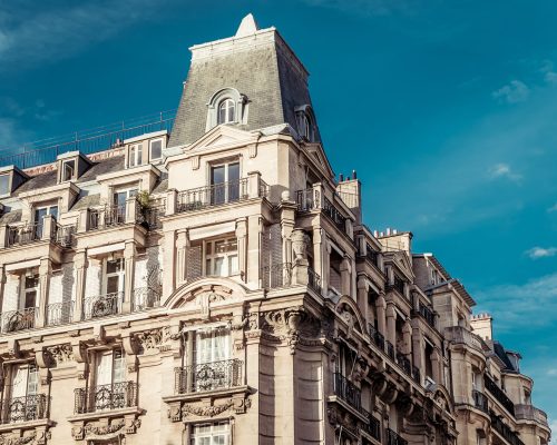 prise-vue-faible-angle-belle-structure-architecturale-historique-paris-france-scaled.jpg